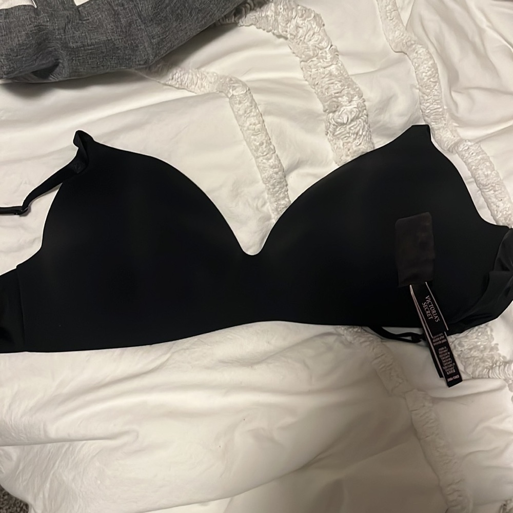 Victoria’s Secret 38D t-shirt lightly lined wireless bra